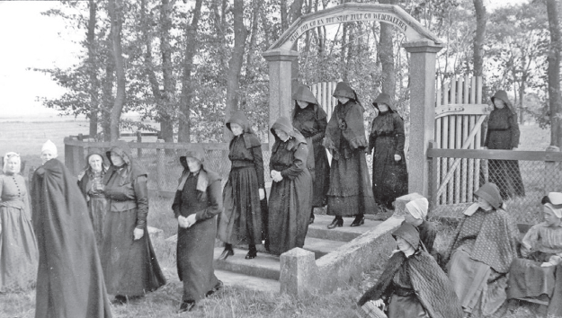 Scene van een Wieringer begrafenis op Stroe rond 1870, verfilmd door Daan Pool in 1949. Vrouwen in rouwkleding (met huik) verlaten het kerkhof. Op de poort de tekst: Stof zijt gij en tot stof zult gij wederkeeren.